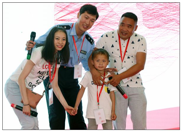 2016年世界献血者日上海地区宣传片中的真实人物受血者与献血者互相拥抱
