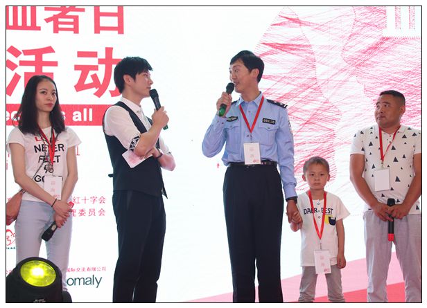 主办方将2016年世界献血者日上海地区宣传片中的真实人物请到了活动现场参与访谈