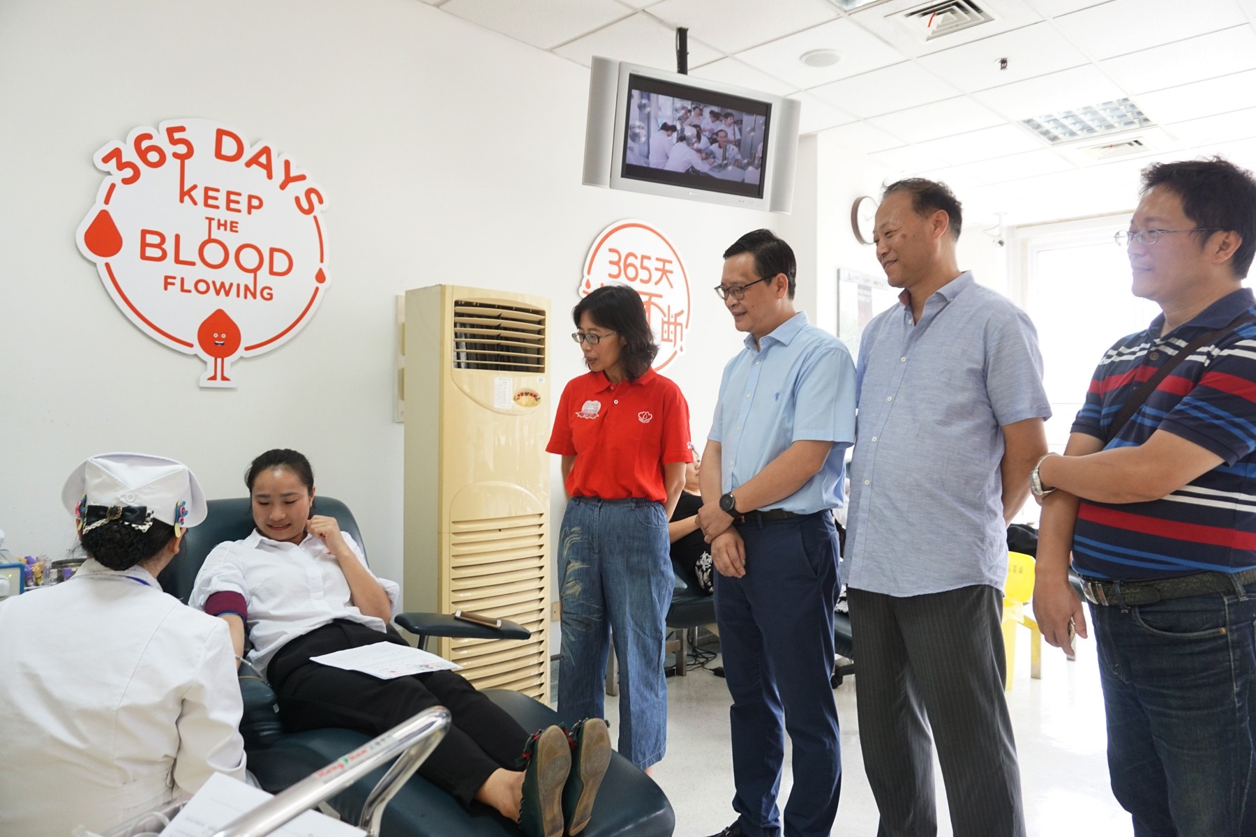 贵州妹子第一次参加无偿献血。